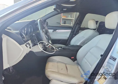 2012 Mercedes-Benz C 250 z USA, uszkodzony, nr VIN WDDGF4HB2CR238092